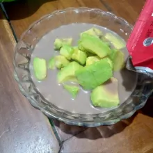Tuangi susu uht cokelat