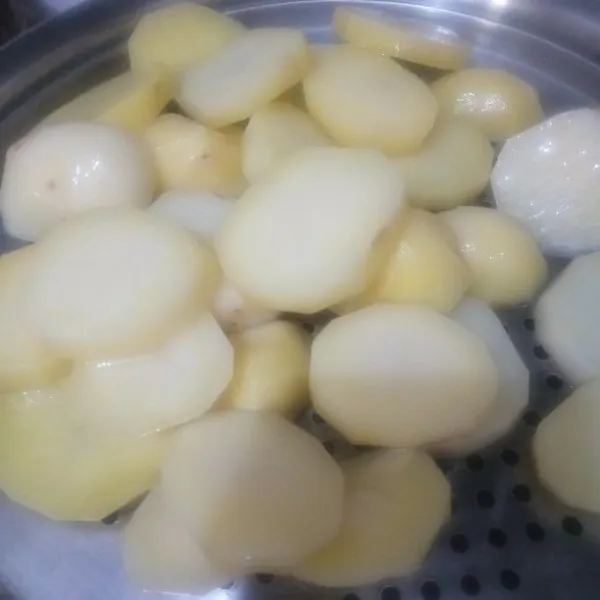 Kukus kentang hingga empuk.