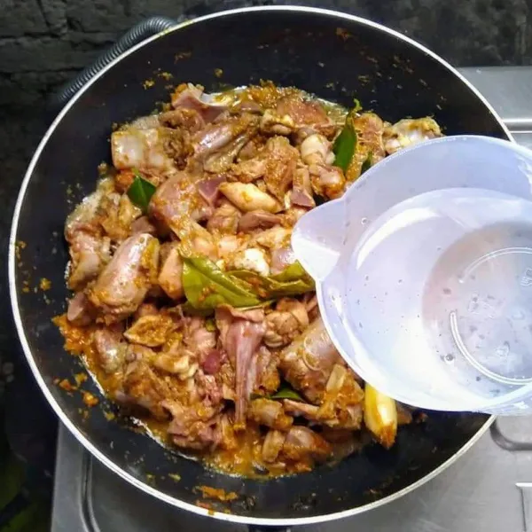 Tambahkan air, kaldu bubuk, merica bubuk, gula pasir dan garam.