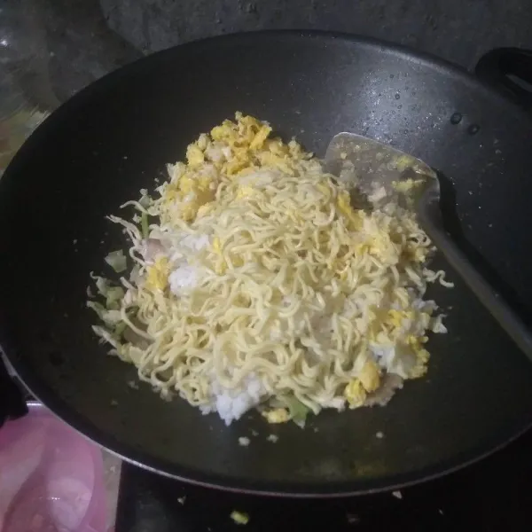 Masukan nasi putih, mie dan telur orak-arik. Aduk rata.