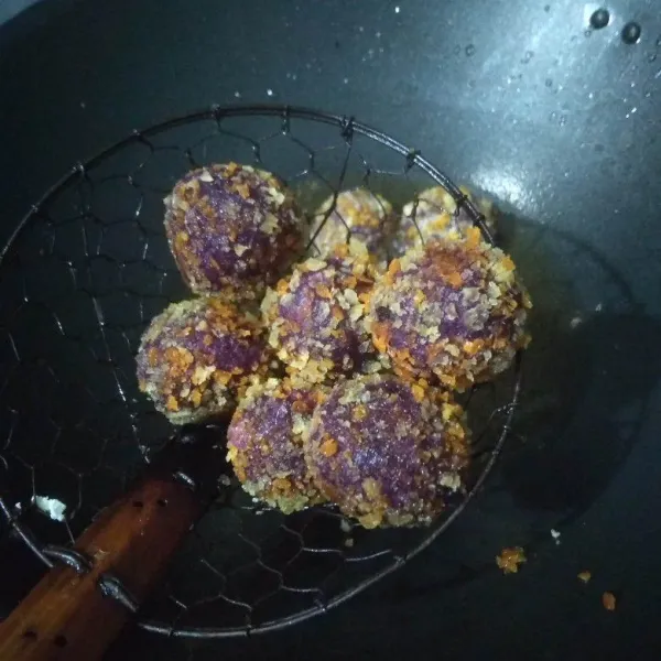 Panaskan minyak, goreng bola ubi dalam minyak panas dengan api sedang hingga kuning keemasan. Angkat dan tiriskan.