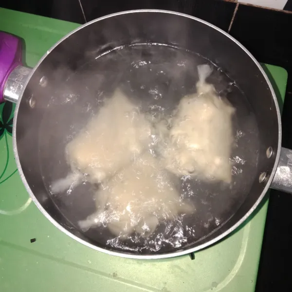 Siapkan panci masukan adonan yang sudah dimasukan ke dalam plastik dan rebus hingga matang