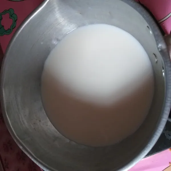 hangatkan susu full cream.