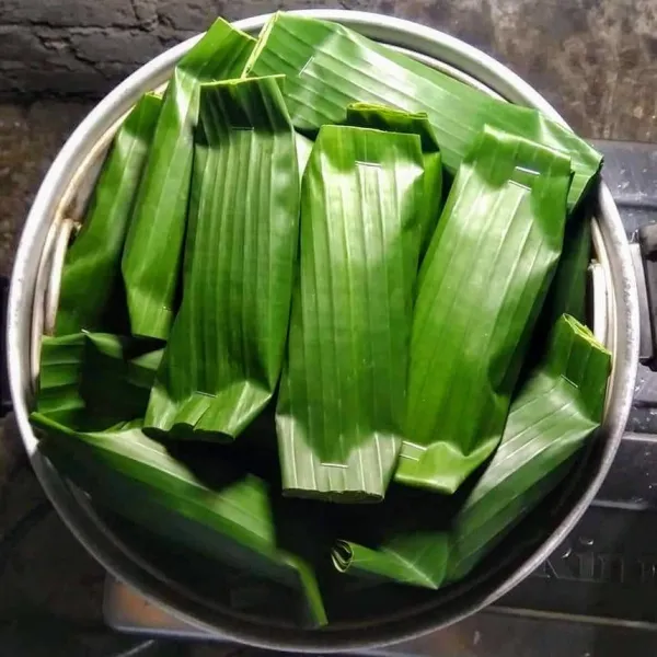 Bungkus dengan daun pisang kluthuk, semat dengan hekter, lalu masukkan ke dalam langseng.