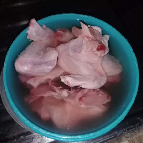 Cuci bersih ayam kemudian sisihkan.
