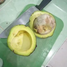 Siapkan buah alpukat, belah dua lalu kupas