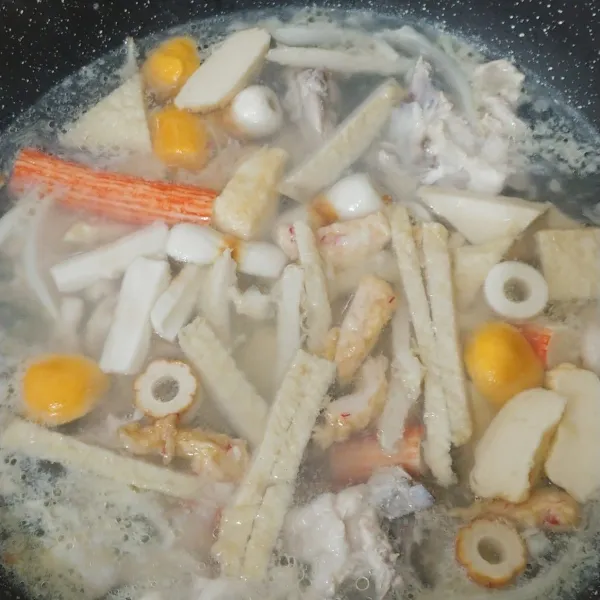 Kemudian masukkan aneka baso ikannya aduk sampai tercampur.