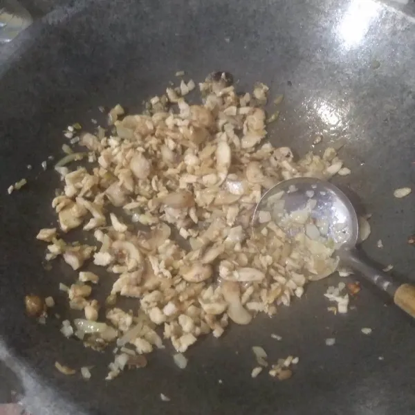 Masukan jamur kancing. Aduk rata, masak hingga ayam dan jamur kancing matang. Sisihkan.