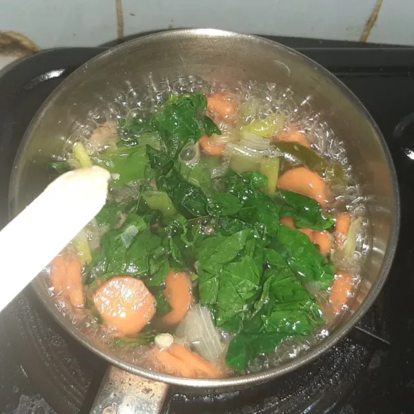 Masukkan daun katuknya.