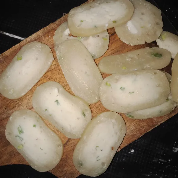 Setelah adonan matang biarkan dingin baru potong-potong dan goreng
