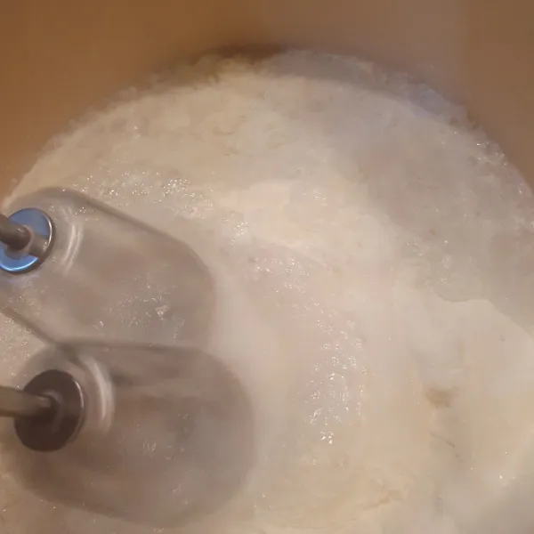 Dalam wadah ; mixer whipped cream, air es hingga kaku, tambahkan sisa susu kental manis.