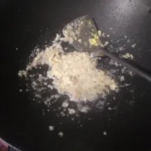 Tambahkan minyak di wajan, tumis bumbu halus hingga harum.