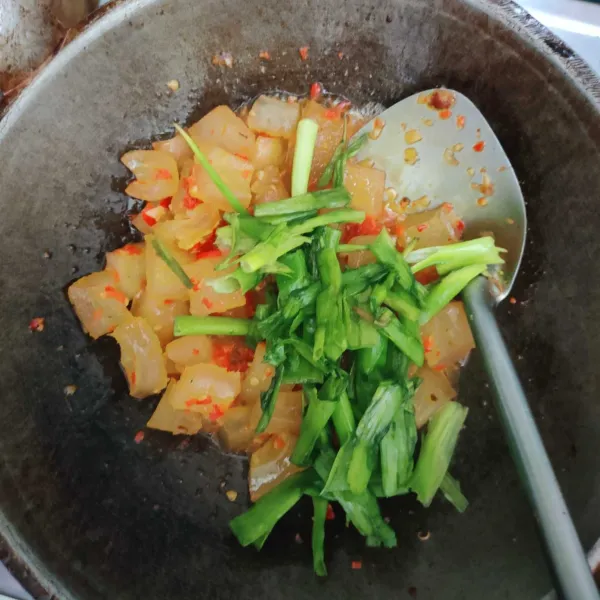 Setelah matang, masukkan bawang daun yang dipotong panjang, oseng sebentar.