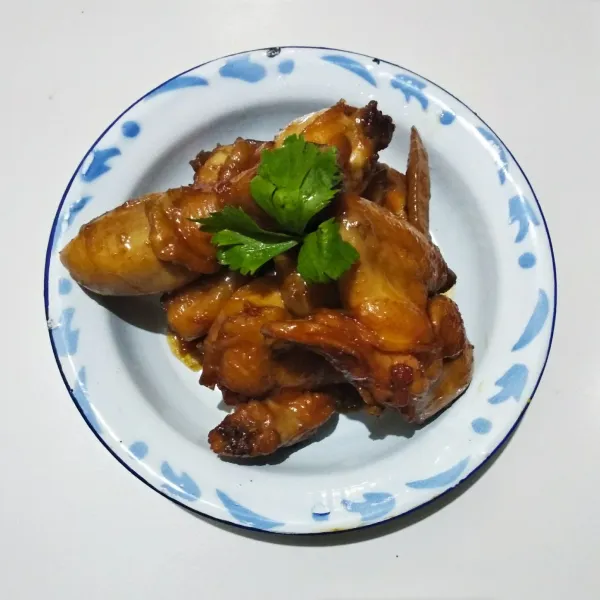 Ayam siap disajikan atau bisa digoreng atau dipanggang di atas teflon.