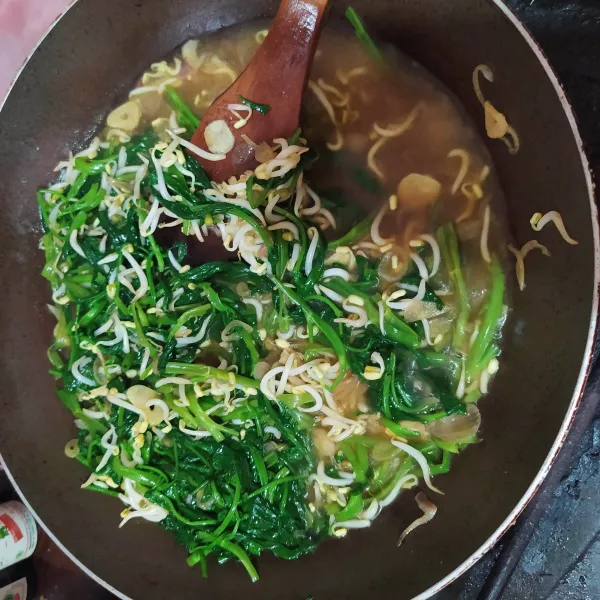 Tidak perlu lama-lama memasak kecambah karena cepat sekali matangnya. Tes rasa sebelum disajikan.