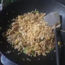 Bumbui dengan garam, kaldu bubuk, lada bubuk dan kecap. Aduk rata, masak hingga matang. Tes rasa.