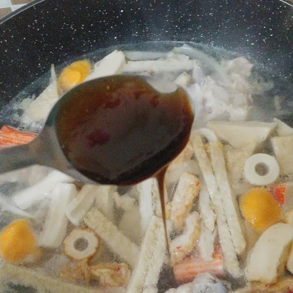 Bumbui dengan saus tiram dan minyak wijen.