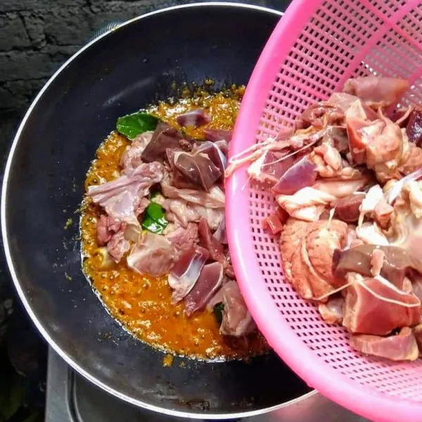 Panaskan minyak, tumis bumbu halus sampai harum, tambahkan serai dan daun jeruk, lalu masukkan ati ampela ayam.