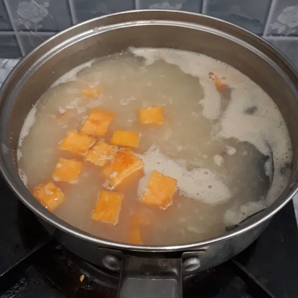 Masukkan labu kuning, masak hingga setengah matang.