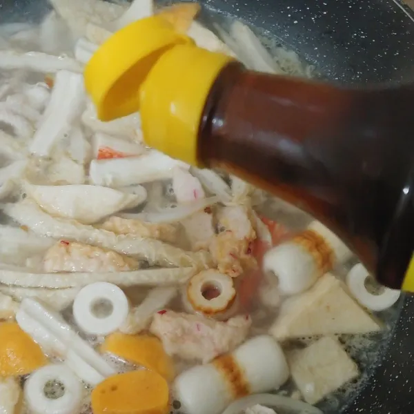 Beri kecap ikan, garam dan kaldu bubuk. Aduk sampai tercampur rata, koreksi rasanya.