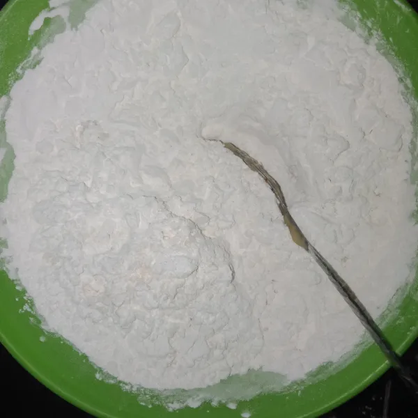 Pertama siapkan tepung tapioka dan terigu alcapur lalu aduk rata