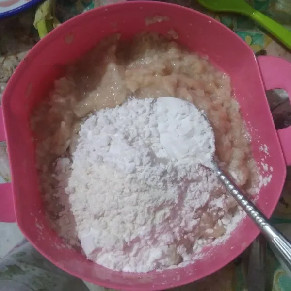 Masukkan tepung tapioka, tepung maizena dan tepung terigu. Aduk rata.