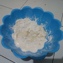 Tambahkan air secukupnya sedikit demi sedikit.