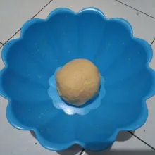 Selama penambahan air, uleni adonan hingga kalis.