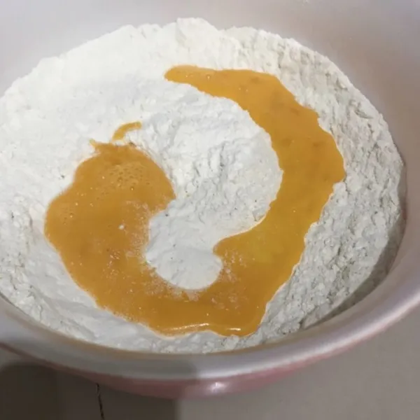 Campurkan bahan tepung gula garam margarin cair dan telur yang sudah dikocok lepas