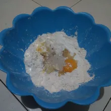 Dalam wadah, masukan tepung terigu, kuning telur, gula, dan margarin, kemudian aduk/ uleni menggunakan tangan.