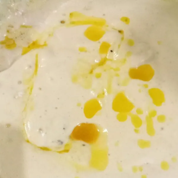 Setelah rata, masukkan margarin cair lalu aduk balik sampai rata.