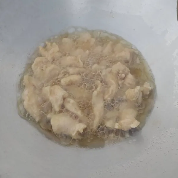 Goreng ayam fillet sampai kecoklatan, tiriskan. Kemudian goreng kembali ayam yang sudah ditiriskan dalam minyak panas, supaya mendapatkan tekstur renyah.