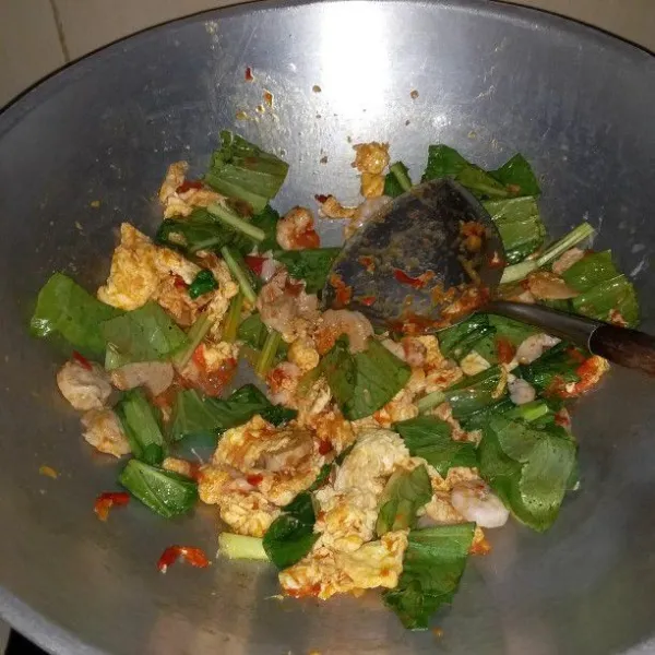 Masukan udang, bakso, ati ampela dan caisim. Tumis hingga udang berubah warna