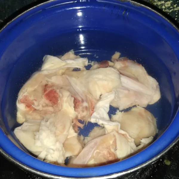 Cuci ayam lalu rebus, masukan jahe yang sudah dimemarkan.