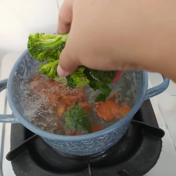 Rebus wortel sampai setengah empuk, kemudian masukkan brokoli. Rebus sampai empuk.