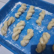 Kempeskan adonan yang telah mengembang, lalu belah menjadi 16 bagian kecil-kecil. Kemudian, buatlah bentuk memanjang setiap bagian adonan (±20 cm), lalu pilin/untir-untir menjadi bentuk tambang.