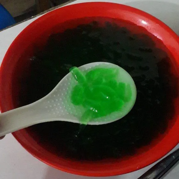 Gunting ujung plastik, lalu tekan atau semprotkan cendol ke dalam air es.