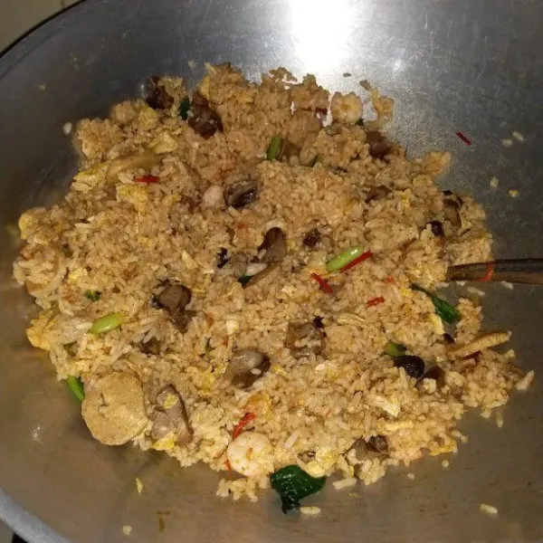 Masukan bumbu gulai indofood dan garam. Aduk hingga bumbu tercampur rata. Masak hingga matang, matikan api.