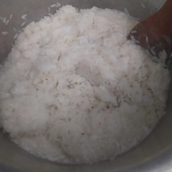 Masukan beras ketan dan santan ke dalam wadah, aduk rata, kemudian kukus lagi selama 25 menit