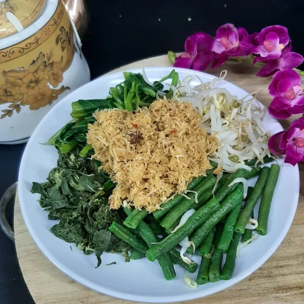 Sajikan sayuran dengan urap diatasnya. Ketika mau dimakan, aduk rata ya. So yummy.