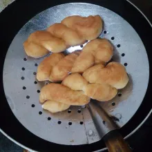 Panaskan minyak, lalu goreng donat tambang hingga matang. Sajikan dengan taburan gula halus.