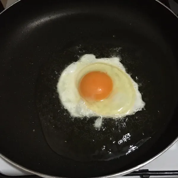 Goreng telur ayam.