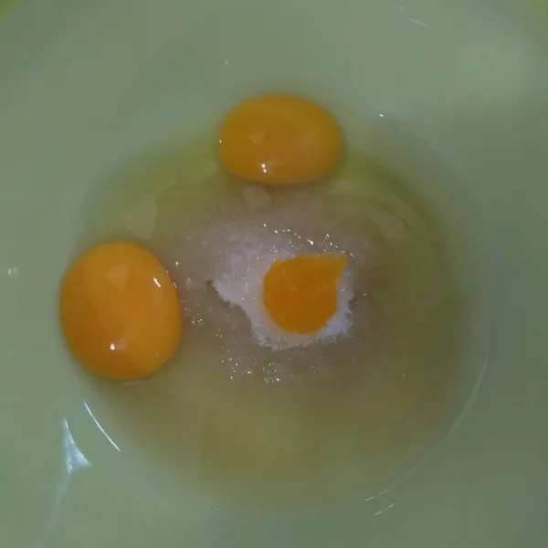 Masukan telur, gula dan TBM ke dalam wadah.