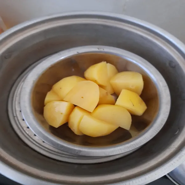 Rebus hingga kentang matang,kurang lebih 15-20 menit