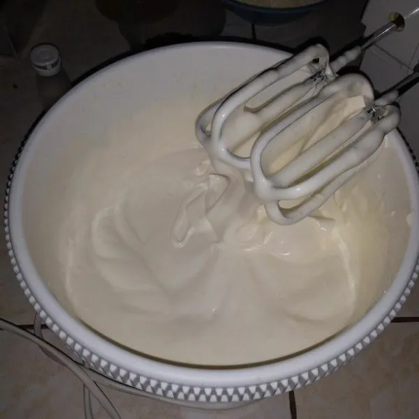 Mixer dengan kecepatan tinggi gula, telur, sp dan vanili hingga mengembang