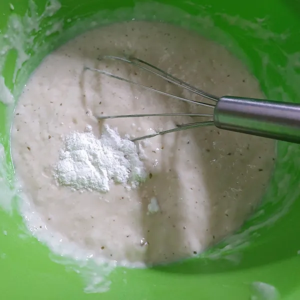 Setelah adonan selesai didiamkan, tambahkan baking powder aduk rata.