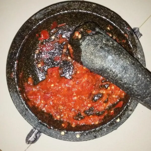 Ulek halus bawang merah, bawang putih dan cabe merah