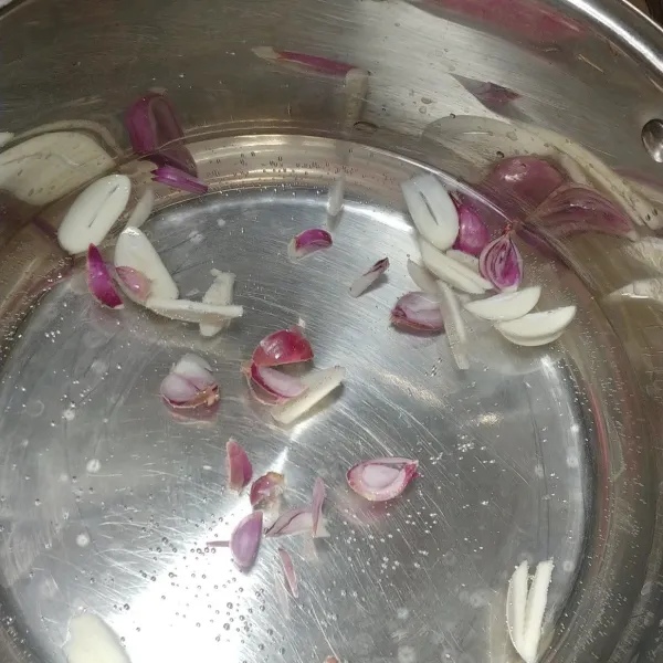 Rebus air sampai mendidih, lalu masukan bawang merah dan bawang putih masak sampai kuah harum.