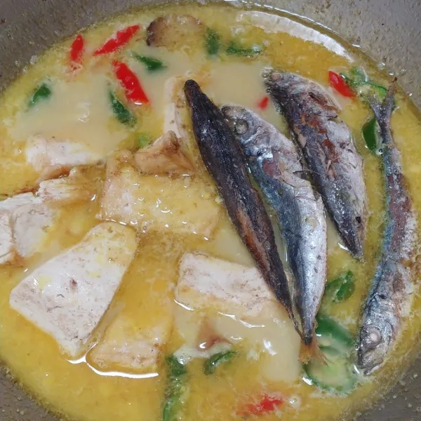 Terakhir masukkan tahu dan ikan pindang. Masak sebentar sampai bumbu meresap, matikan api dan sajikan.