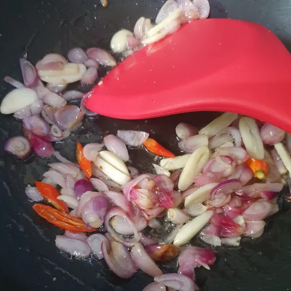 Tumis bawang putih, bawang merah, dan cabe hingga harum.
